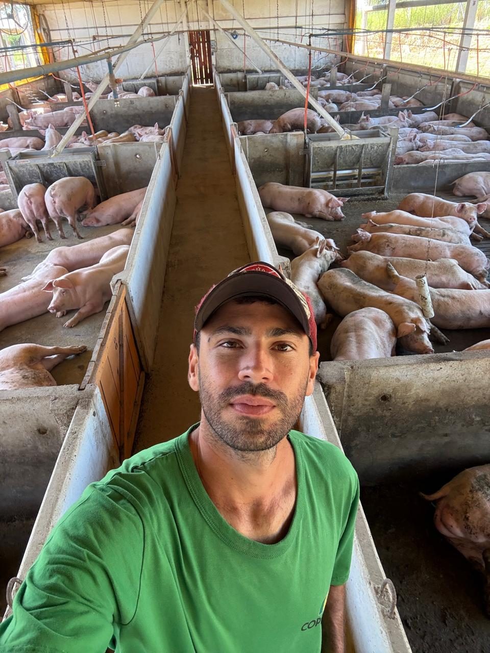 Em visita técnica a uma granja de suínos